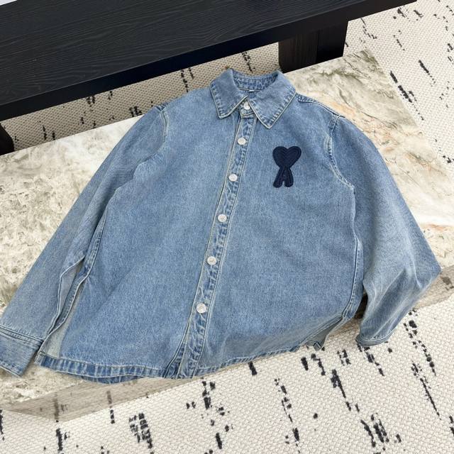 Spring and summer new love embroidered denim jacket, for men and women. Model ,