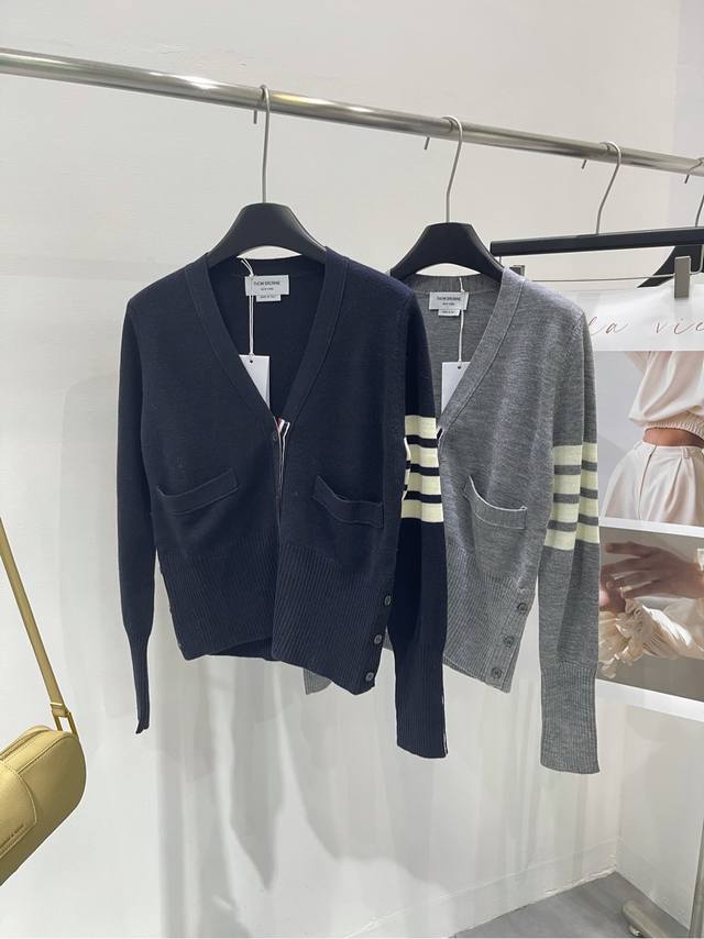 Tb wool V-neck cardigan Fabric: ultra-fine merino wool Color: dark gray, navy bl