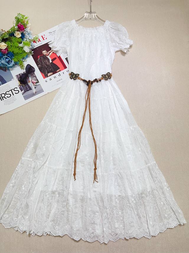 Dress The new dress style is refreshing, fit and practical, matching the simple