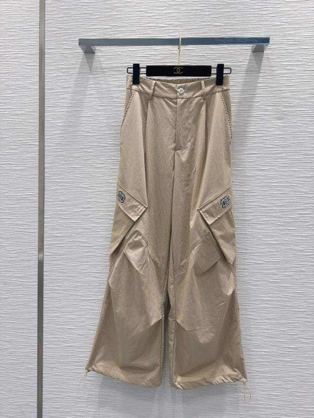 Chane*2025Ss new wide-leg trousers are fashionable and easy to wear. They are ve