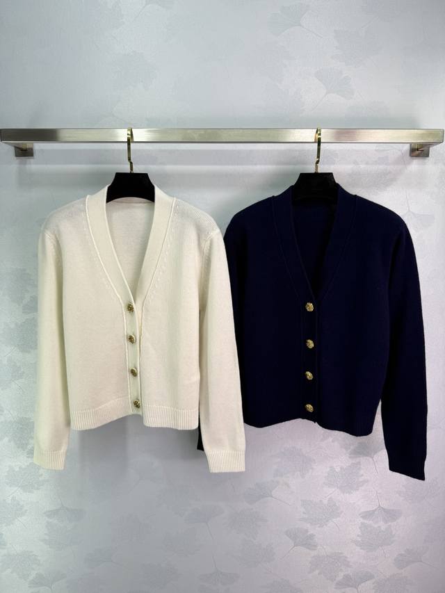Lou*25 new V-neck knitted cardigan with metal buttons! The fabric is soft and co