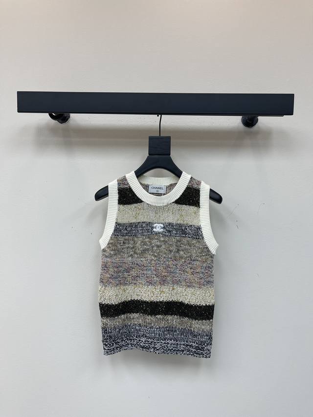 Chane 25 Early Autumn new striped knitted vest. The contrast of two-color stripe