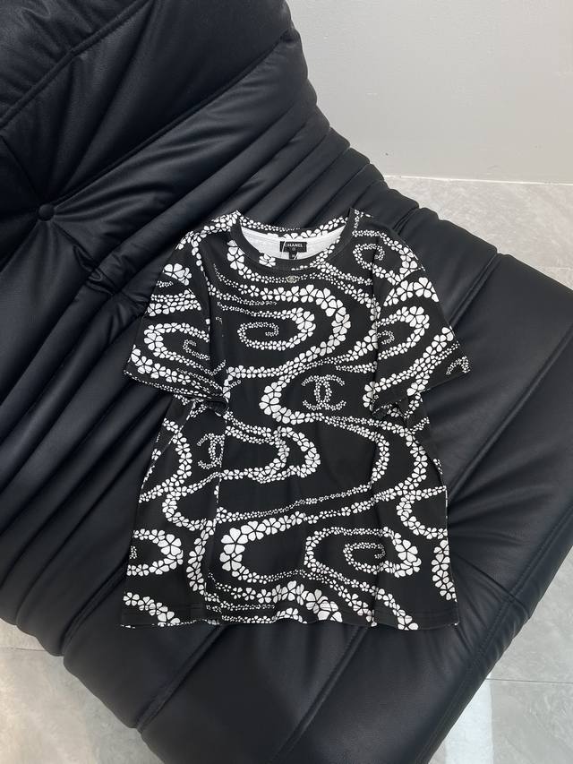 Chanel's new round-neck printed short-sleeved T-shirt C is made of custom mercer