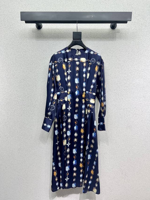 L's series of diamond print dresses are fashionable, low-key, elegant and luxuri