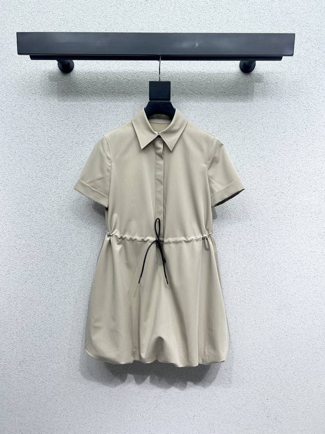 Loewe short-sleeved dress is a classic and age-reducing item with a delicate and