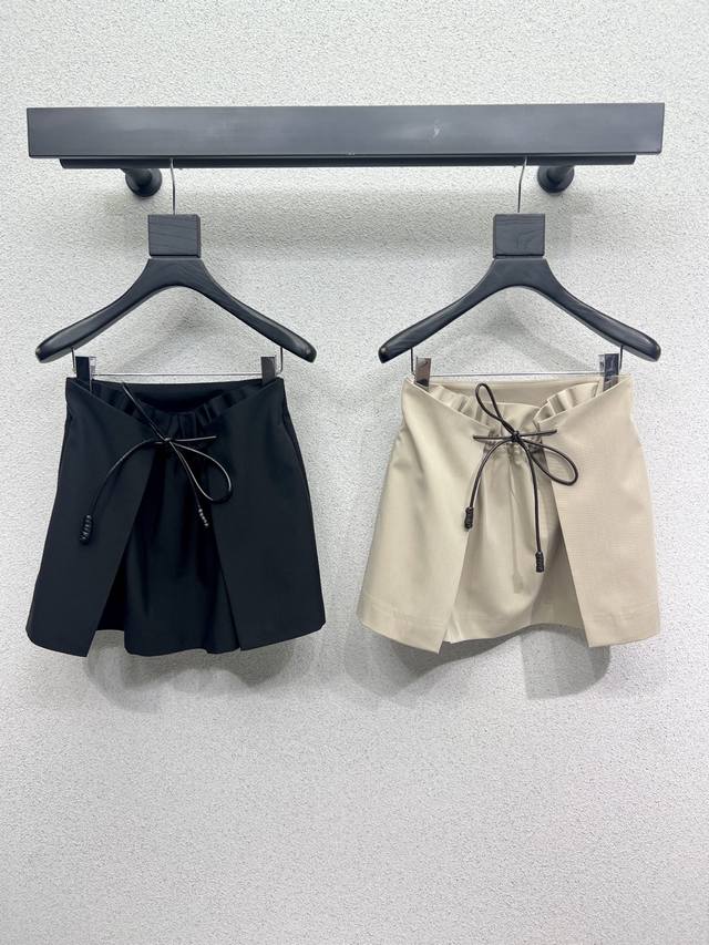 Loewe lace-up skirt is a classic and age-reducing item with a delicate and soft