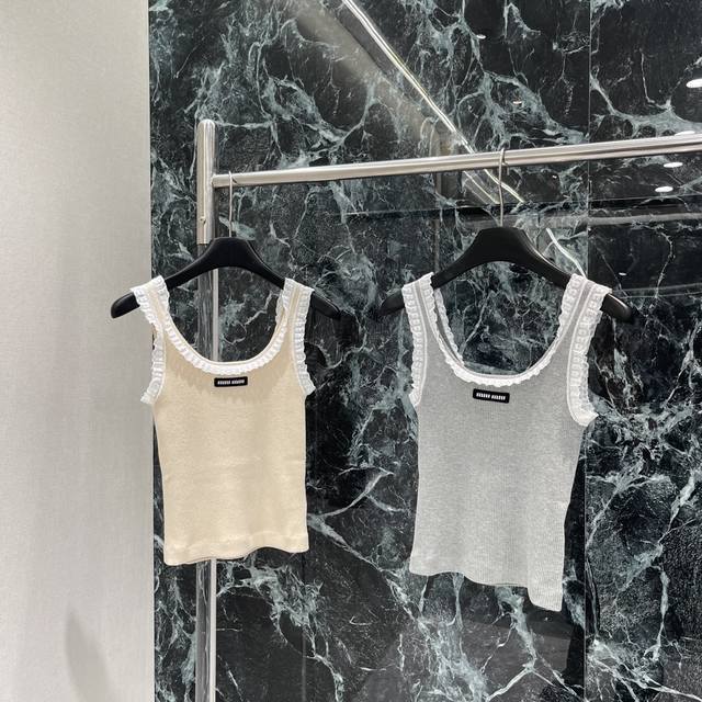 Miu 25 early autumn new lace vest uses fine crochet texture throughout the body.