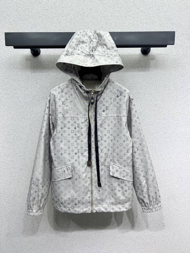 L's grey old flower hooded jacket is mainly light and comfortable. It uses custo