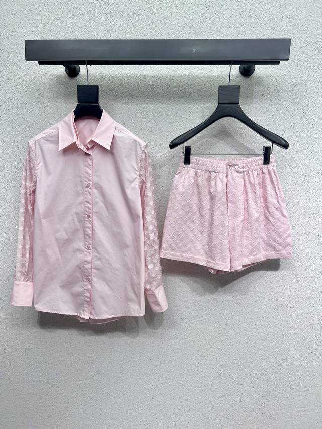 L's pink monogram shorts are so slim and fashionable. The classic monogram serie