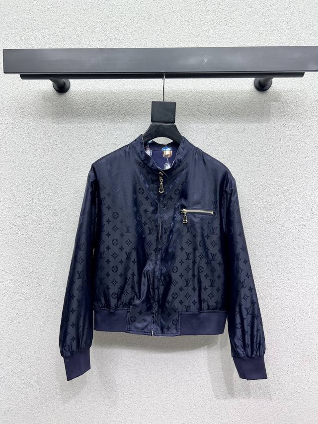 L's double-sided jacket is fashionable and handsome. It is produced in high vers