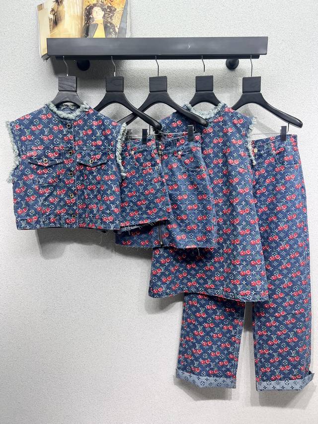 L series cherry denim shorts are fashionable, low-key, luxurious and advanced! T