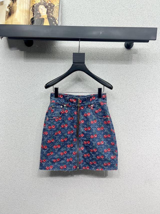 L series cherry zipper denim skirt is fashionable, low-key, elegant and luxuriou