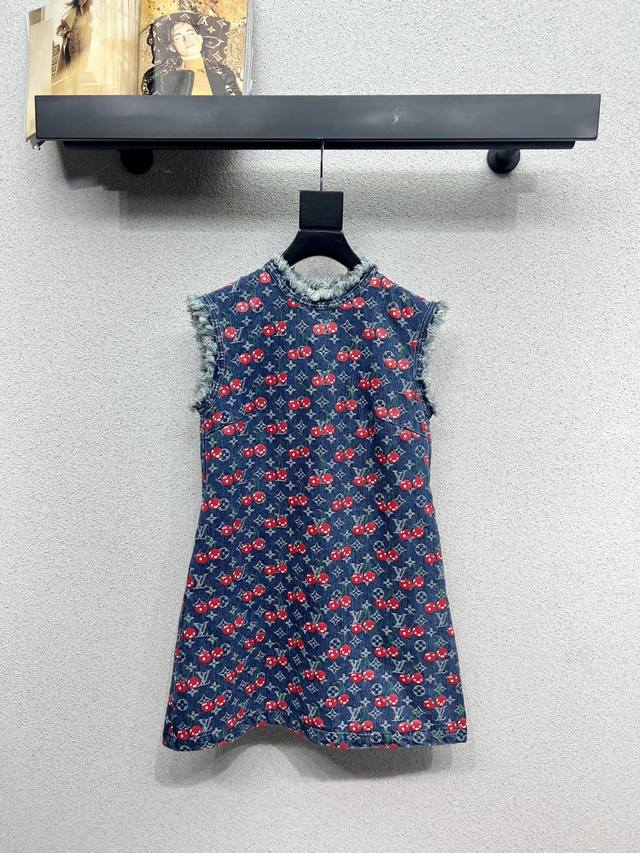 L series cherry denim dress is fashionable, low-key, elegant and luxurious! The