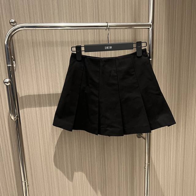 New Recommended College Style Triangle Logo Pleated Skirt Classic Triangle Logo
