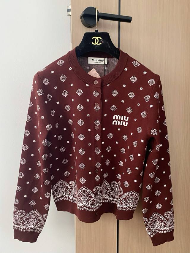New two-color cardigan with logo embellishment, slimming down the body of young