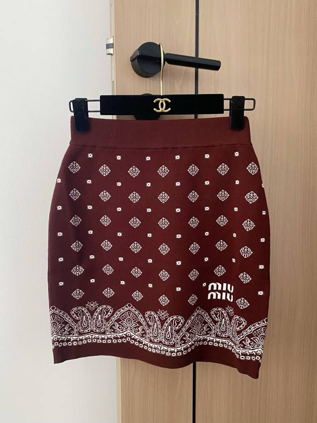 New two-color skirt with embroidered logo, embellished and modified, slimming up