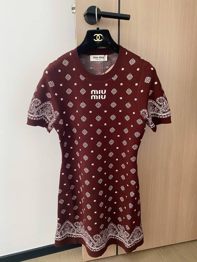 New two-color short-sleeved dress with embroidered logo, embellished and modifie