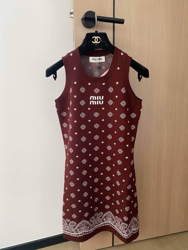 New two-color vest dress with embroidered logo, embellished and modified, slimmi
