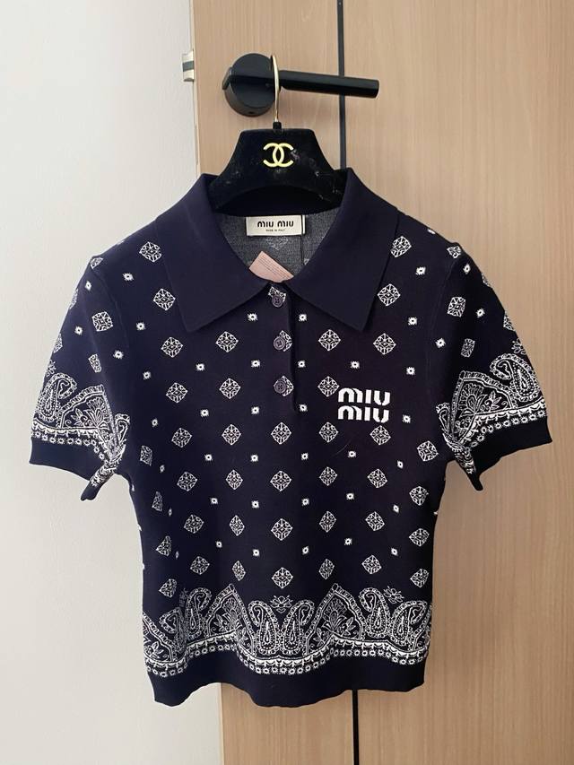 New two-color lapel short sleeves with embroidered logo, embellished and modifie