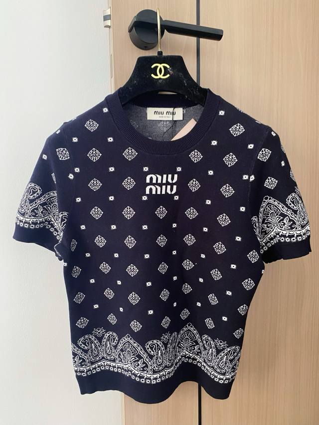 New two-color round neck short sleeves with embroidered logo, embellished and mo