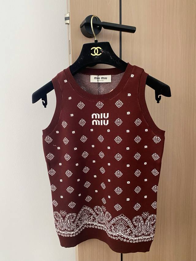 New two-color vest with embroidered logo, embellished and modified, slimming up