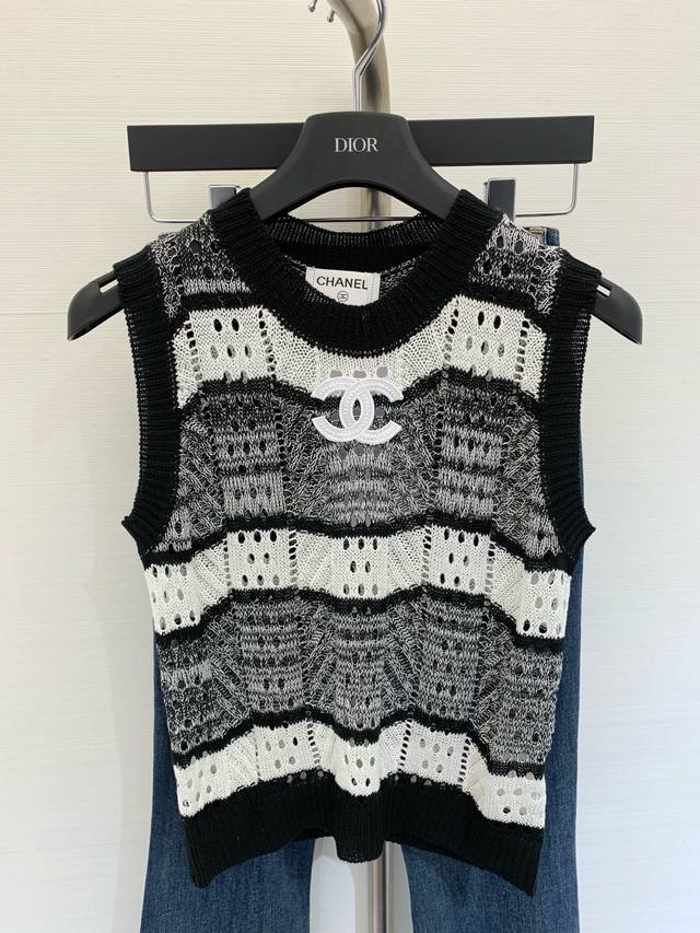 New summer series black and white striped knitted vest Made of 100% wool fabric,