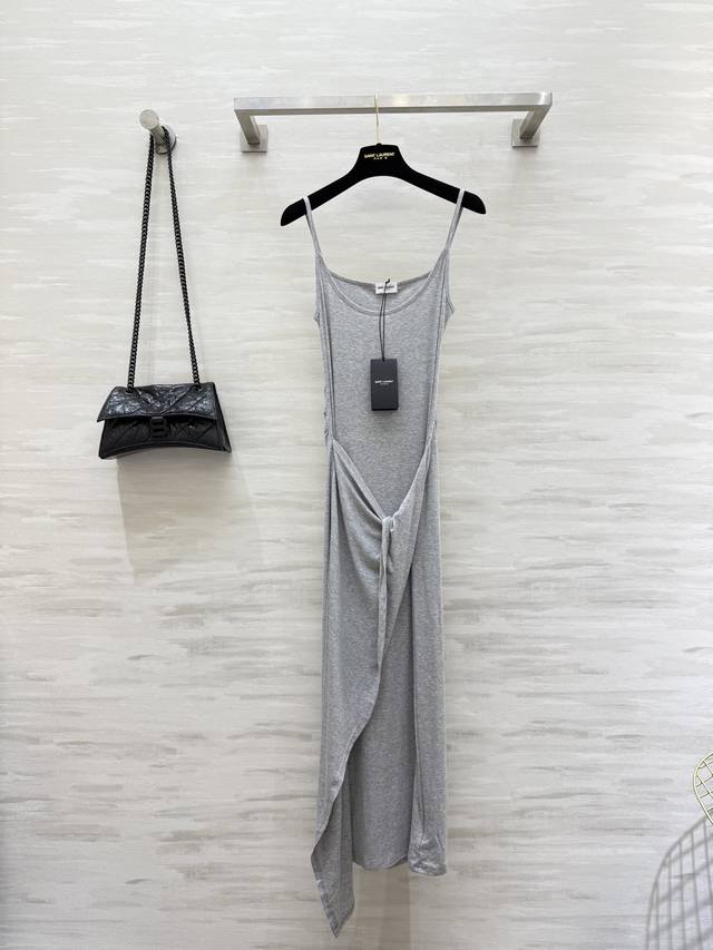 Ysl2 new U-neck waist suspender skirt. The large U-neck makes you look slim. The