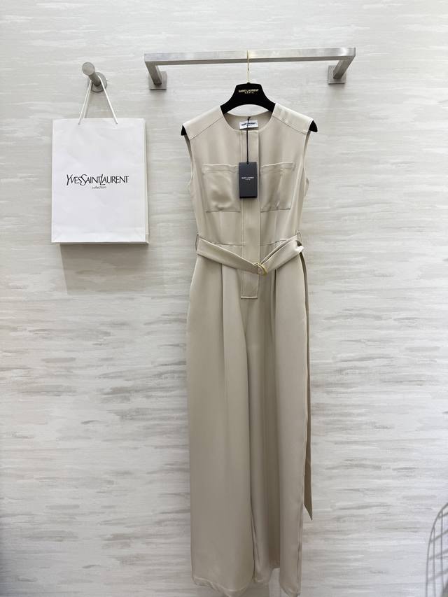 New sleeveless overalls from Ysl2. Clean cut to highlight the high-end waist. Th