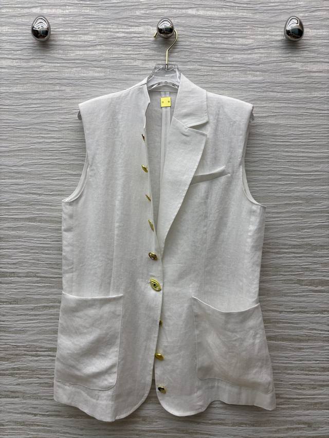 Sch's 25 Spring/Summer linen vest with special-shaped buttons is especially suit