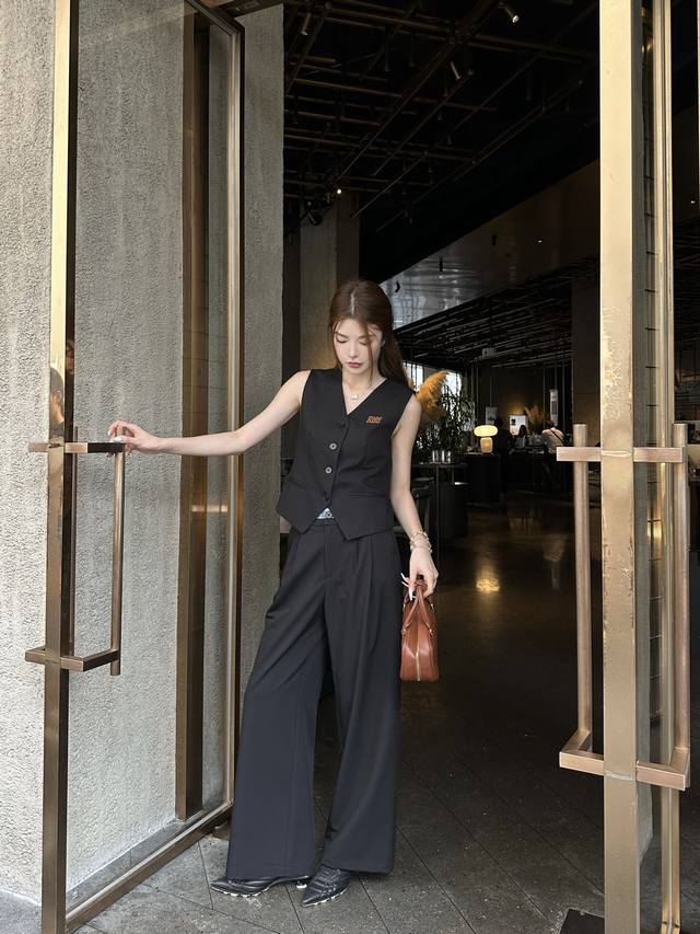Miumi*Miumi's new stylish two-piece suit! Original logo button leather badge dec
