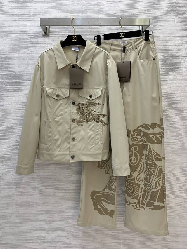 Burberr's latest custom classic pattern knight warhorse print button-down lapel