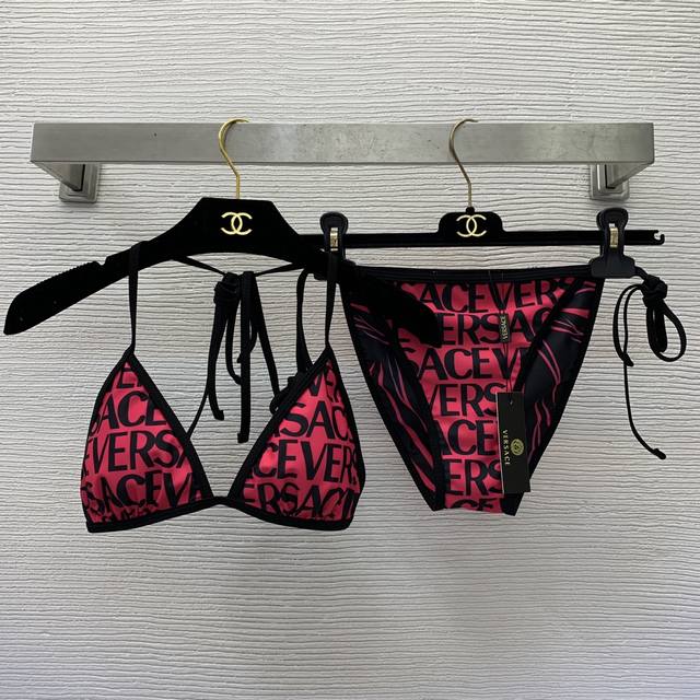 Versac's latest double-sided bikini swimsuit! Full logo printed halter neck bra