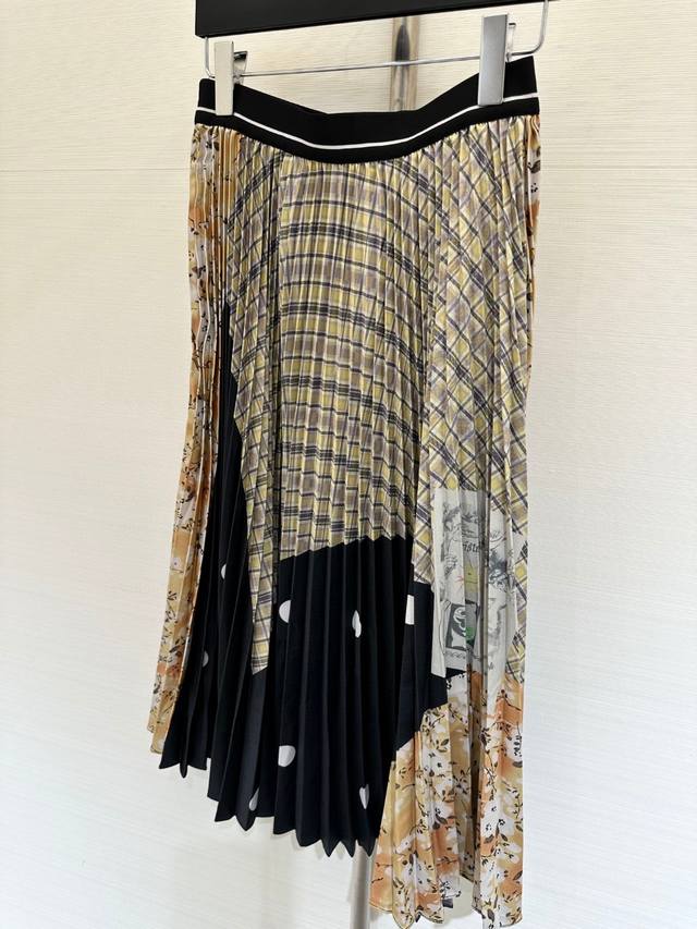 New summer leopard print pleated skirt The pleated design makes the overall look