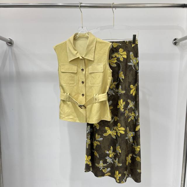 New linen sleeveless top and printed skirt set, elegant lady set! Fitted version
