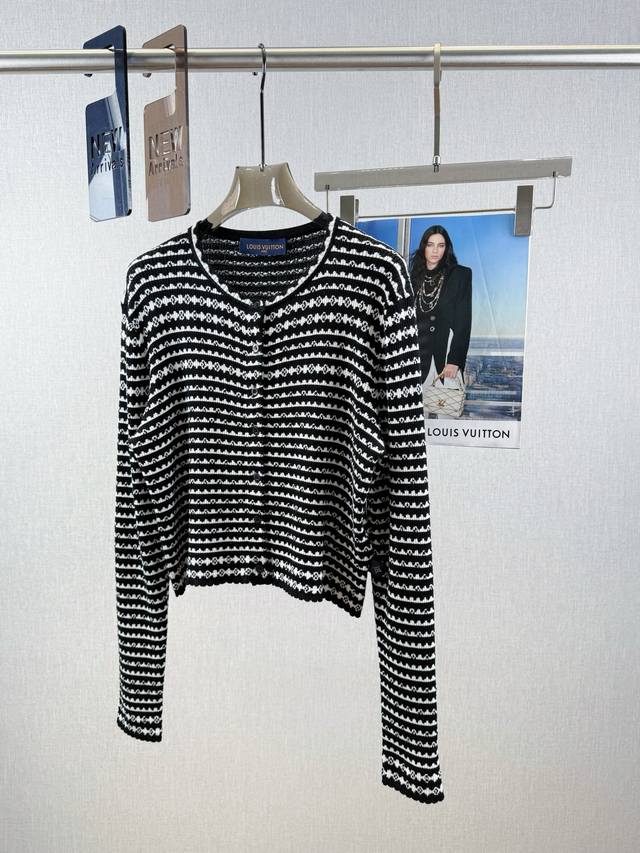 Lv Geometric jacquard cardigan 87% wool, 10% polyamide, 3% spandex The cardigan