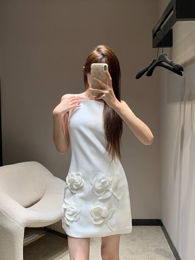 Valen*Tino 25Ss new spring and summer three-dimensional flower suspender dress |