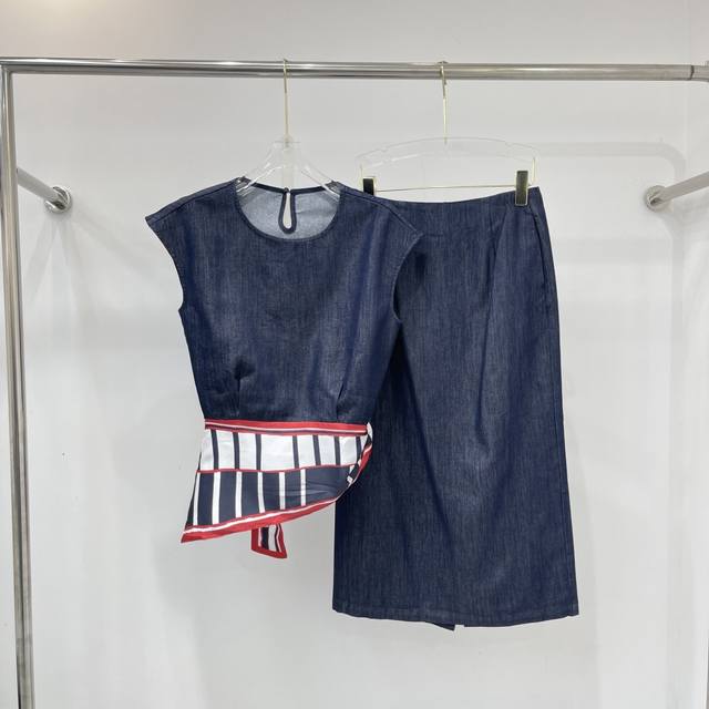 New fashion denim suit, very beautiful and durable, simple and elegant, slim wai