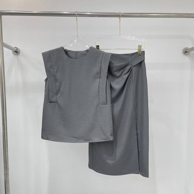 New fashion top and skirt set, very good looking, a must-have for everyone, keep