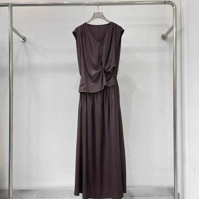 New elegant dress, romantic and moving, very beautiful and durable, light and el
