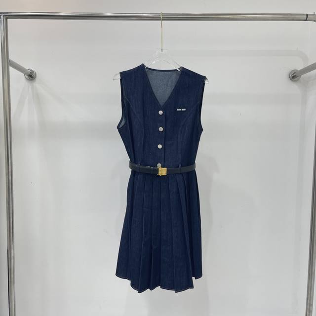 2025Miumiu summer new sleeveless denim dress single-breasted waist waist, pleate