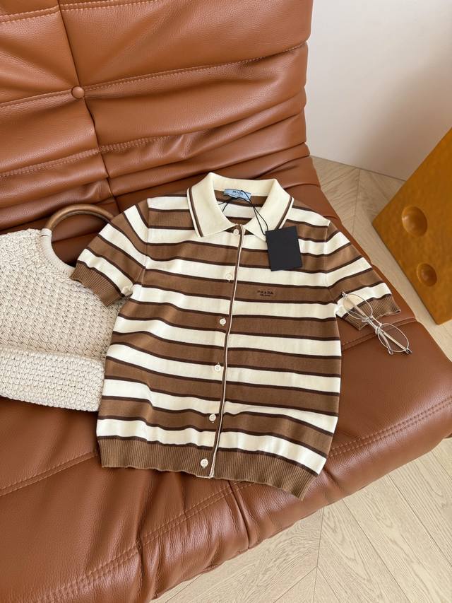 The color matching is very nice. The striped small logo embroidery lapel knitted