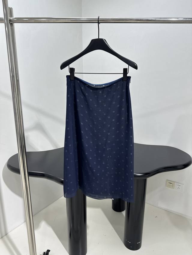 25 New arrival faux two piece polka dot skirt This skirt features the seasonal p
