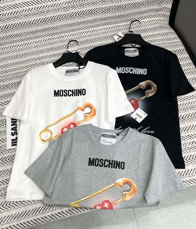 25Ss New early spring style Moschino temperament brooch print red heart letter p