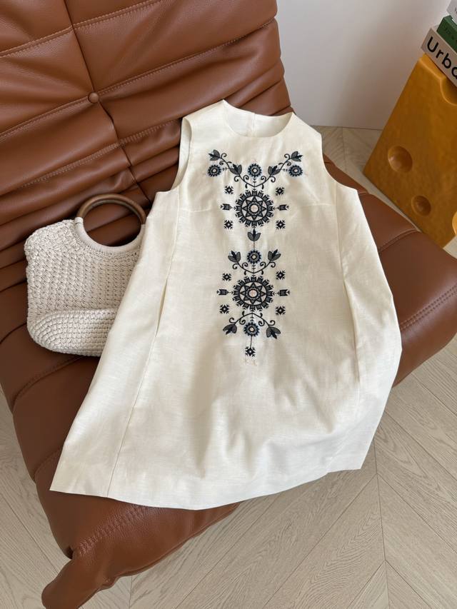 Cheng Xiao and Yu Wenwen's same retro heavy embroidery cotton and linen dress. T