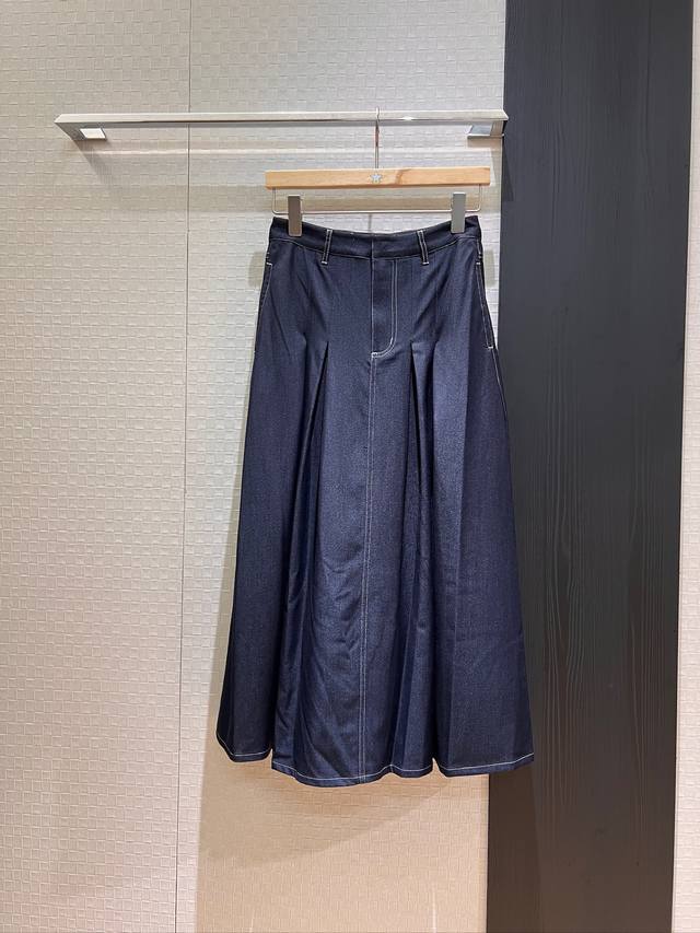 New soft denim pleated skirt for holiday with large hem and pockets on both side
