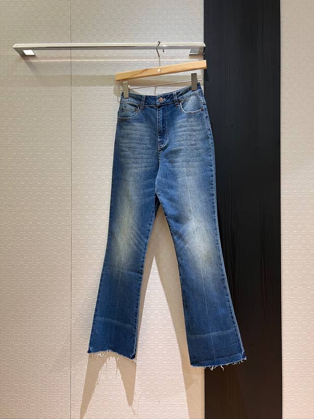 New arrival, positioning washed raw edge flared jeans, logo red leather label de