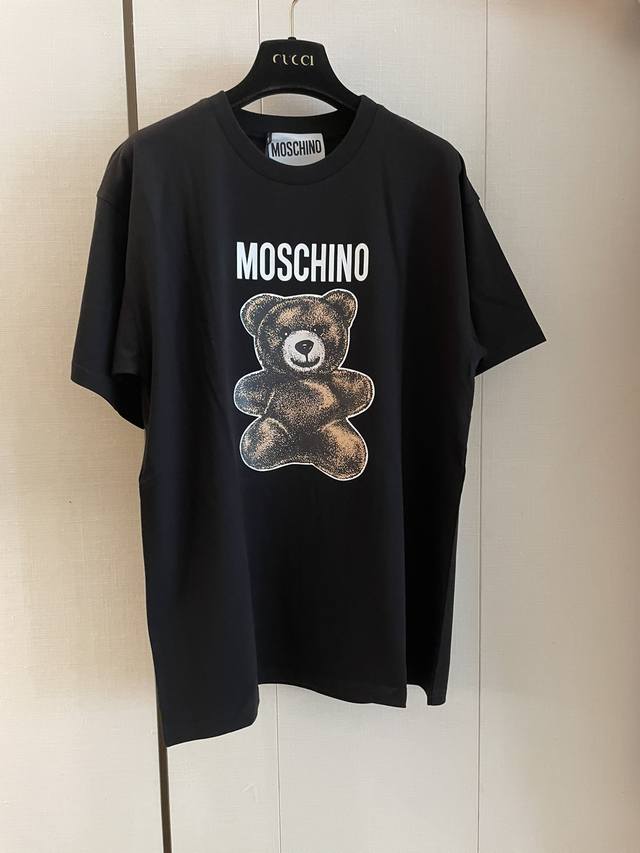 Mocchin's latest bear short-sleeved shirt features the iconic bear print, which