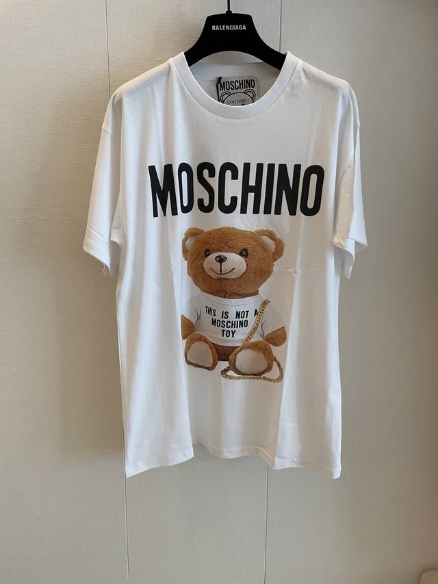 Moschin's latest bear print short-sleeve top is made of high-quality cotton fabr