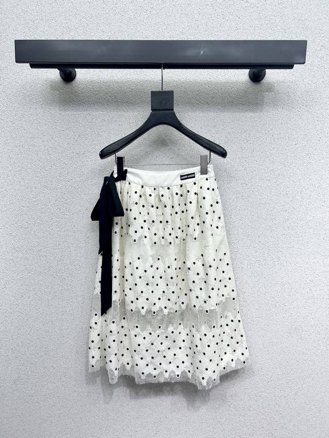 Miu's sequined lace polka dot skirt is fashionable, low-key, elegant and luxurio