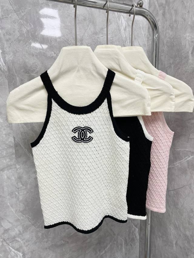 New Xiaoxiangjia 25 new concave and convex texture halter neck double C logo ves